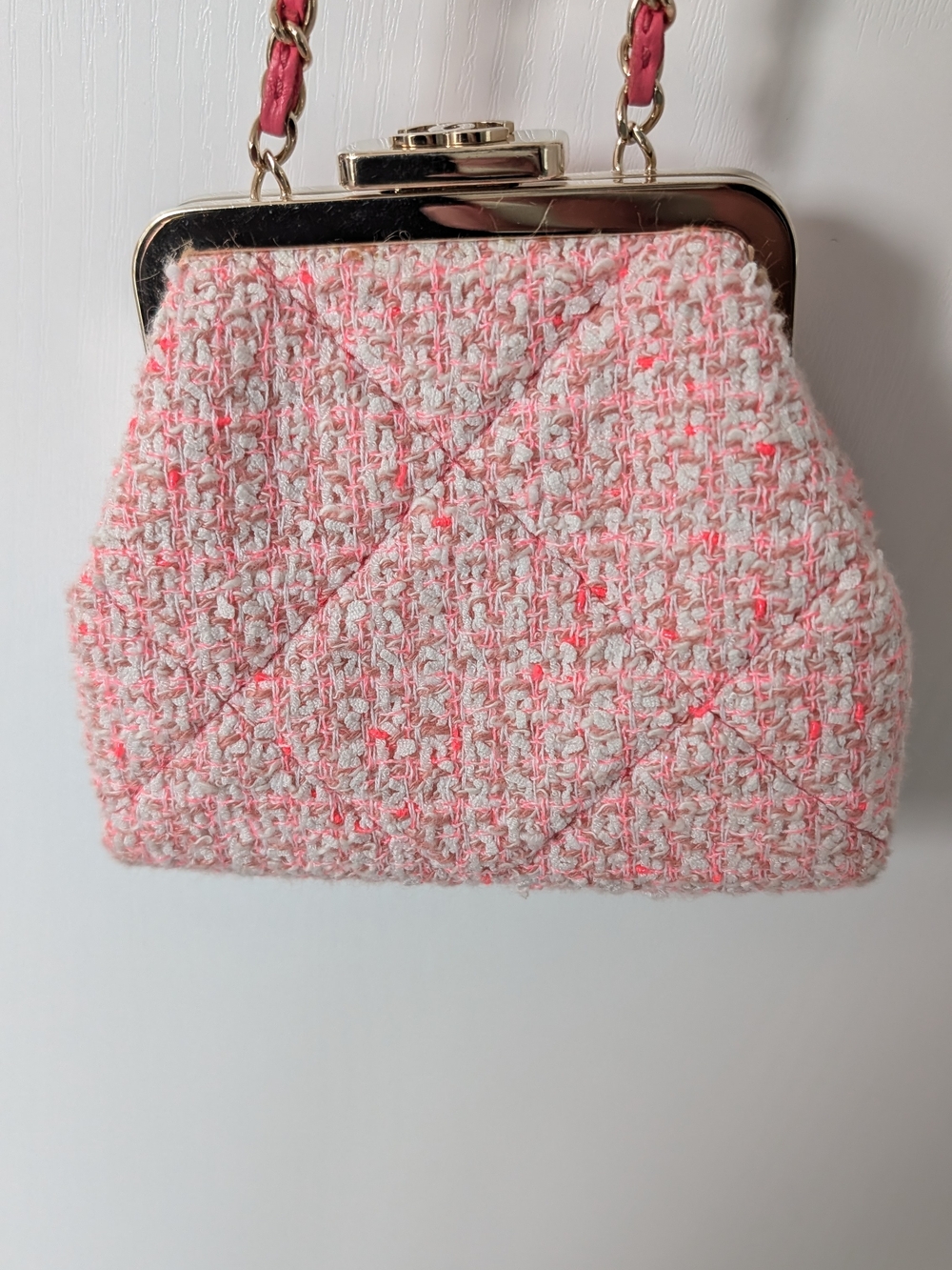 Chanel Tweed Kiss Lock Clutch With Chain Pale Pink Ecru - Picture 3 of 6